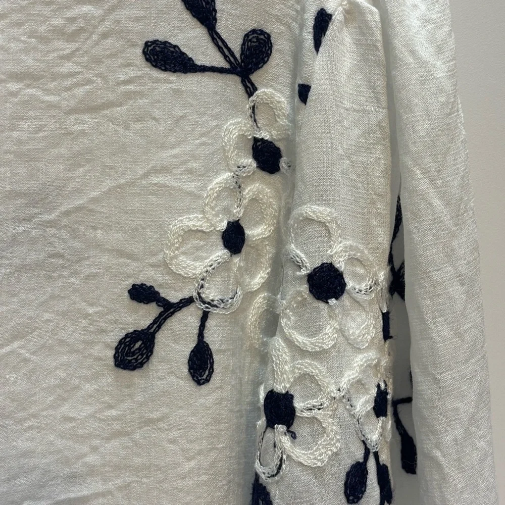 NWT Anthropologie Kindred White Blouse with Navy Floral Embroidery Size M